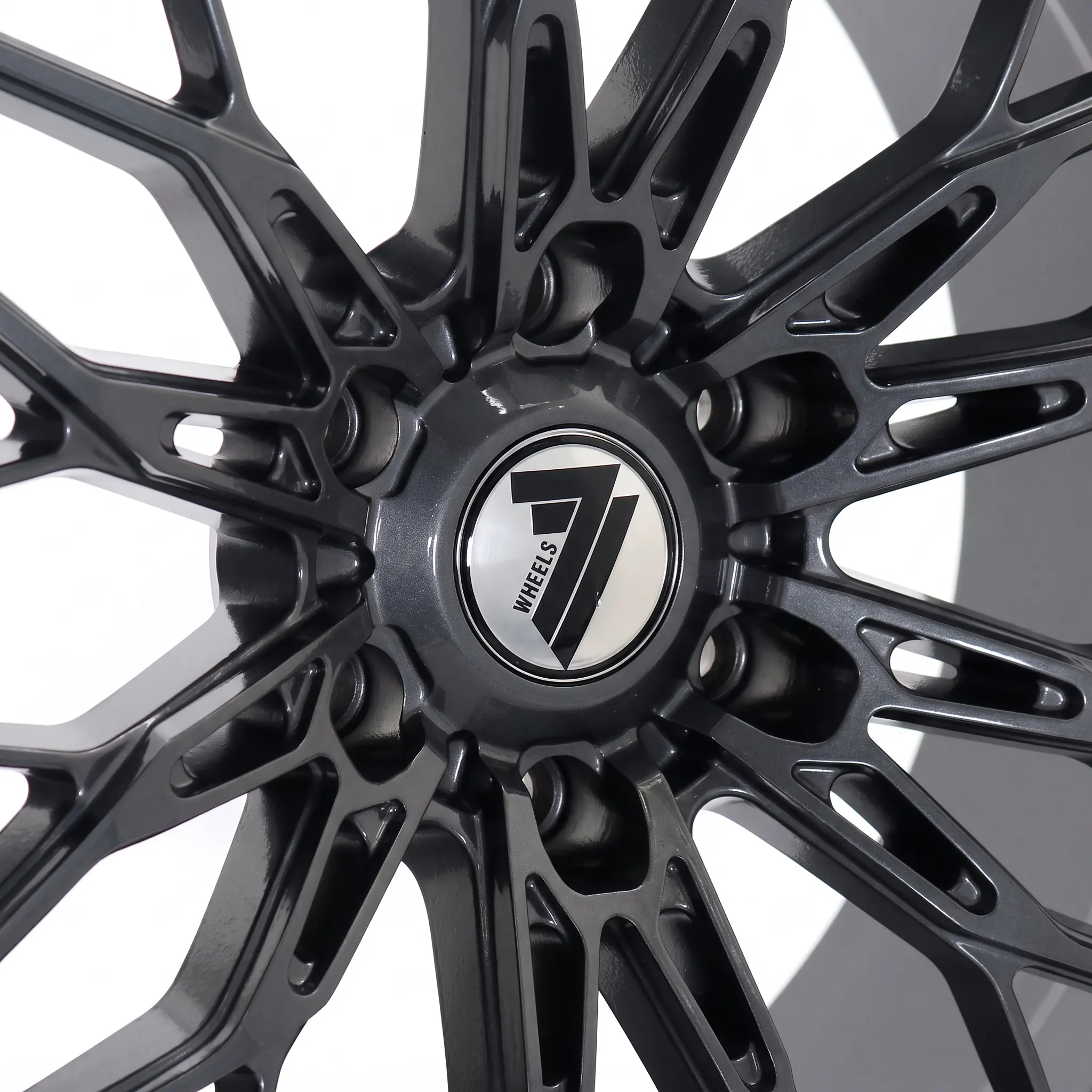 Alloy_wheel_center_cap_closeup_2K_20261008123539 Alloy_wheel_center_cap_closeup_2K_20261008123539