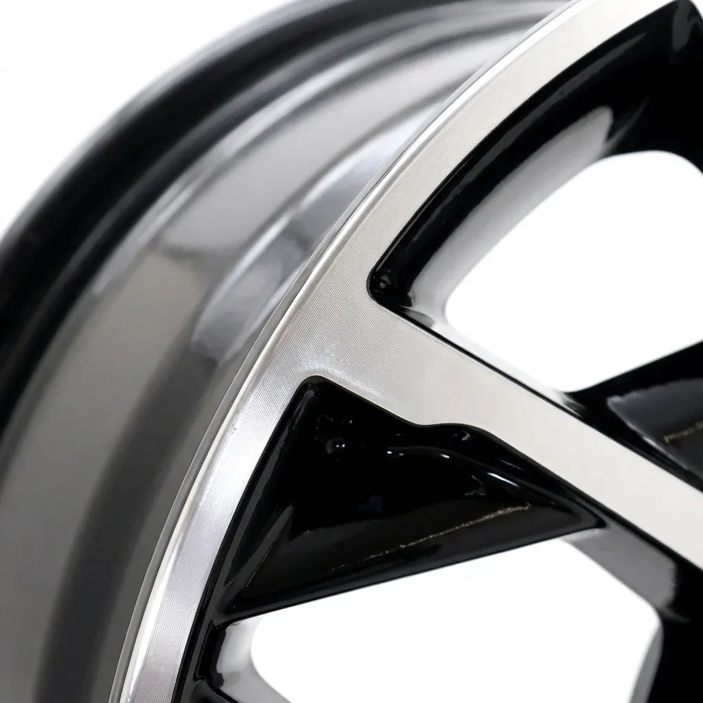 Silver_car_rim_close_up_20261024183600 Silver_car_rim_close_up_20261024183600