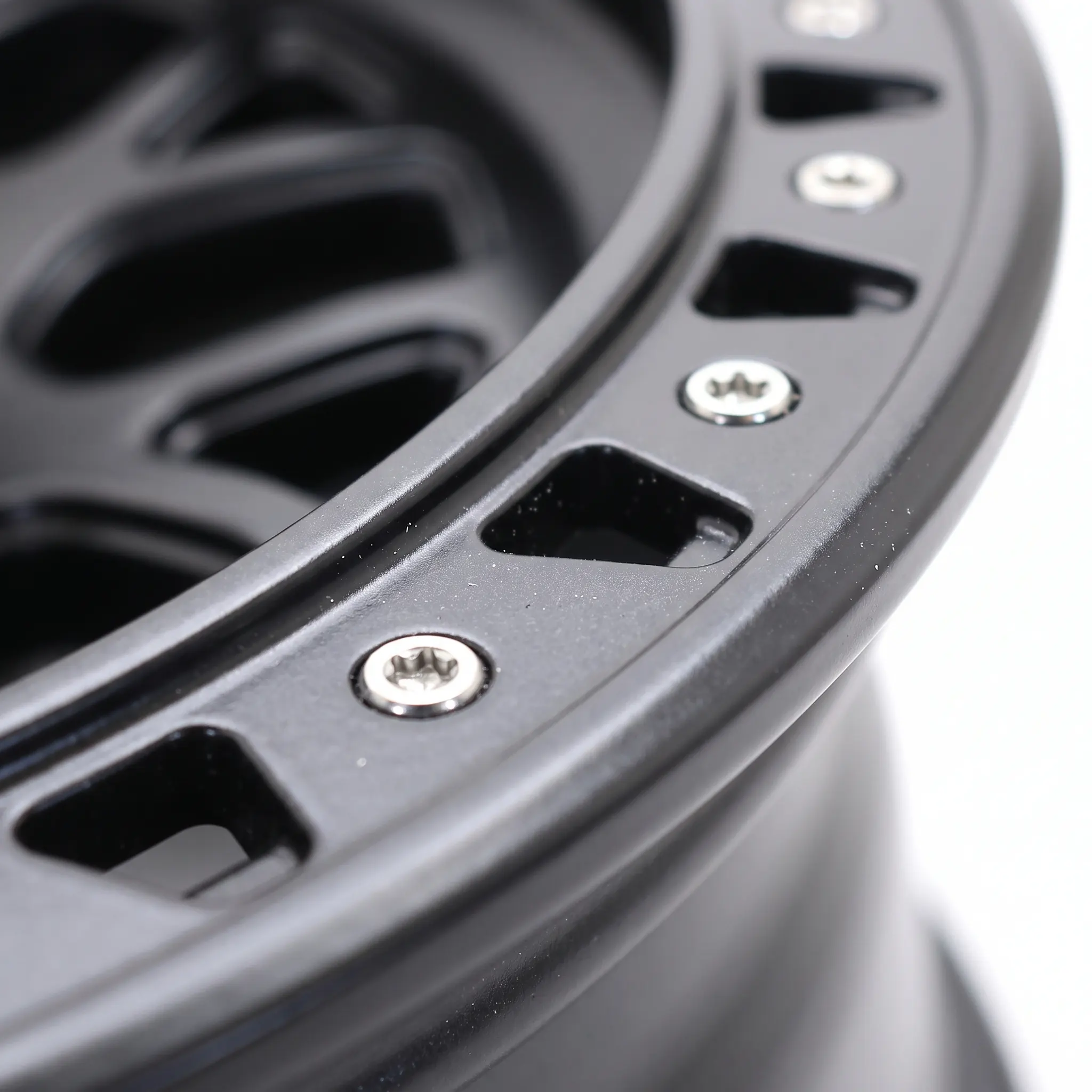 Alloy_wheel_bolts_close-up_2K_20261008121050