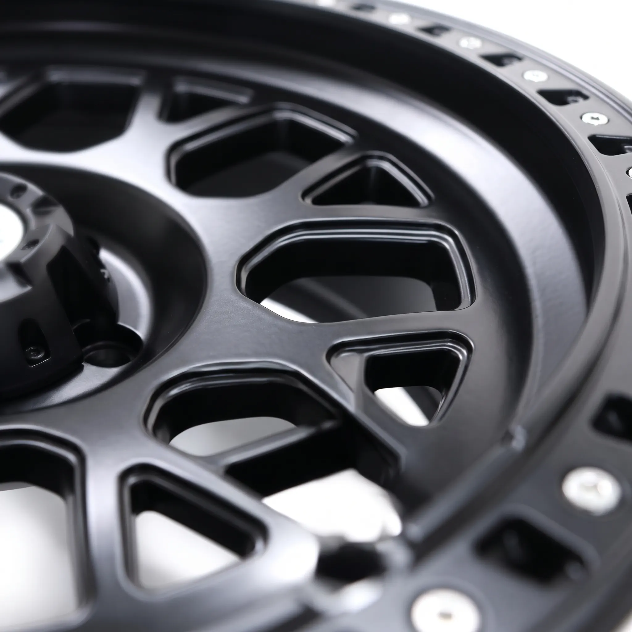 Black_alloy_wheel_spoke_design_2K_20261008121053