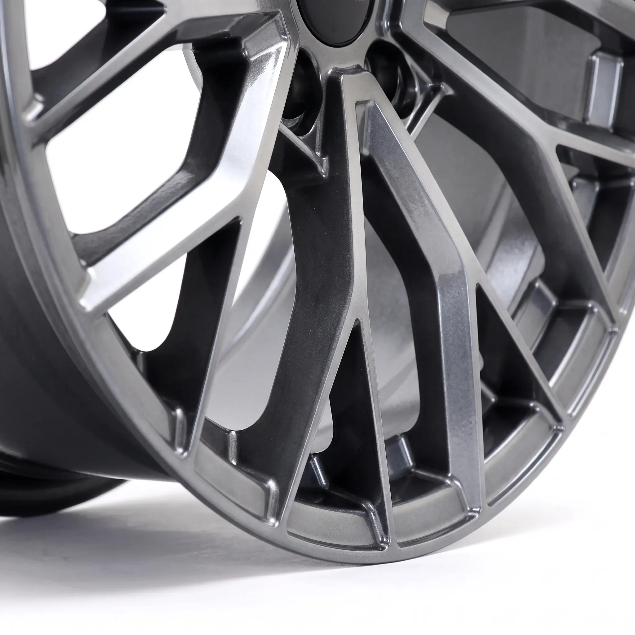 Car_wheel_spokes_close-up_2K_20261008103423