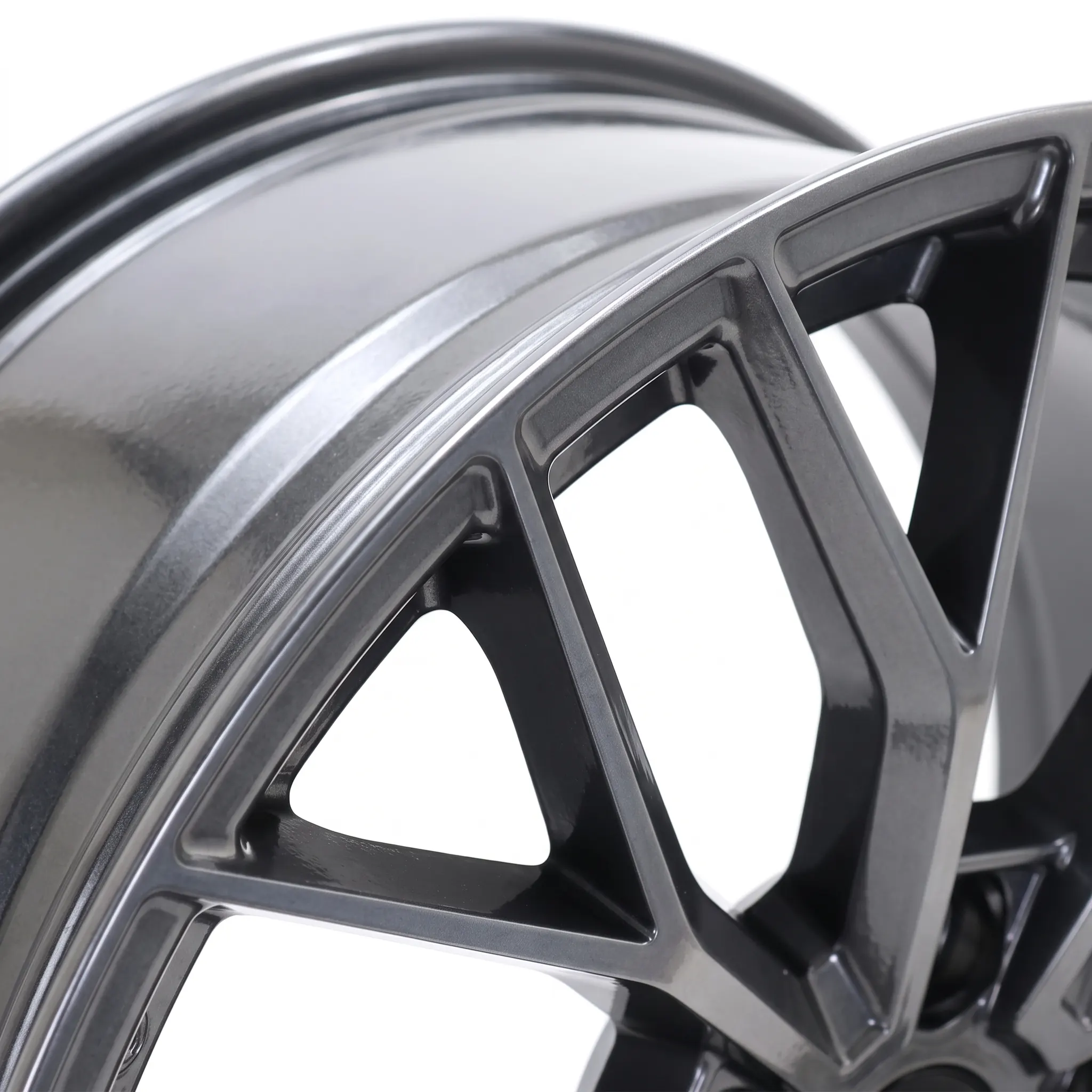 Gray_alloy_car_wheel_rim_2K_20261008103426