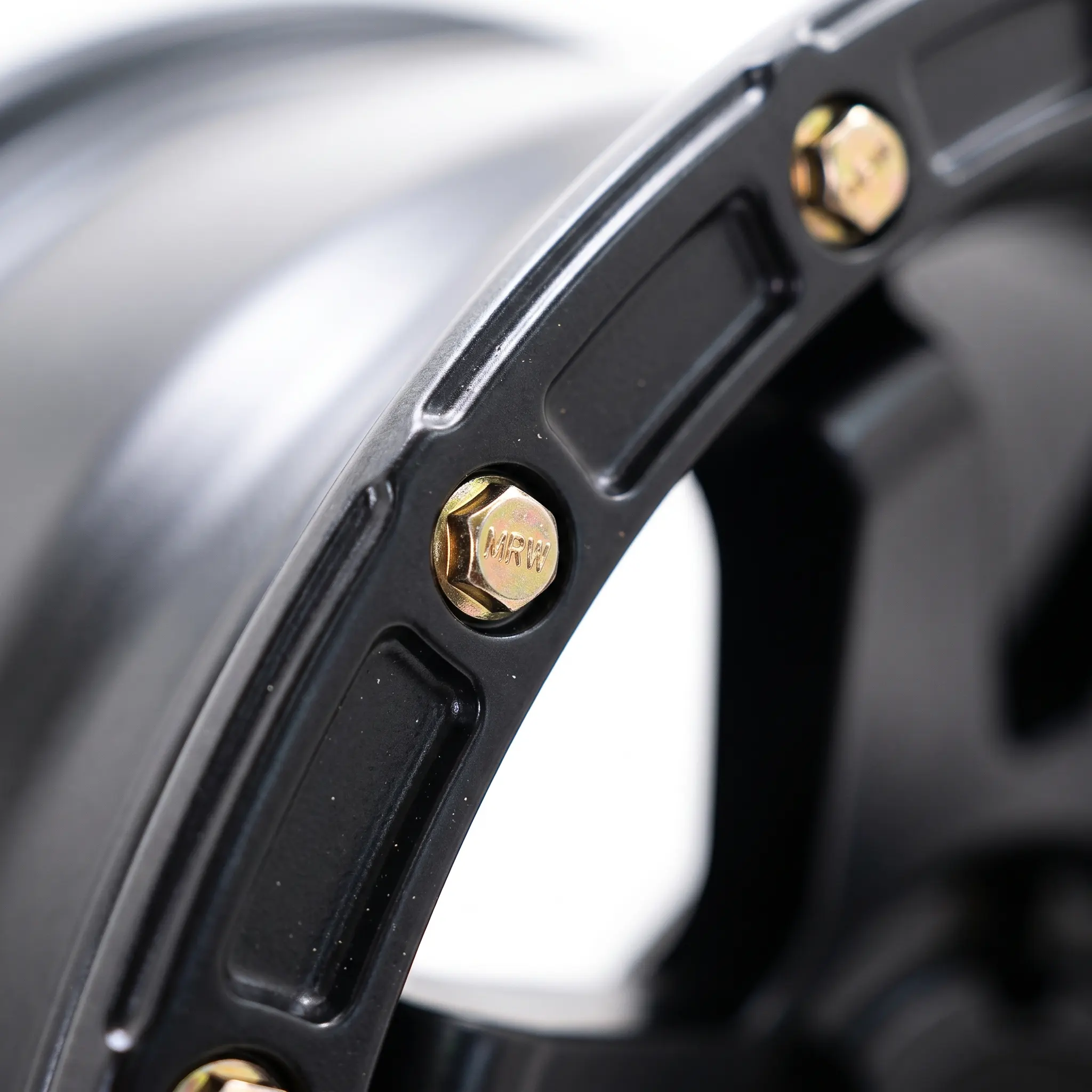 Macro_view_of_wheel_rim_2K_20261008110031
