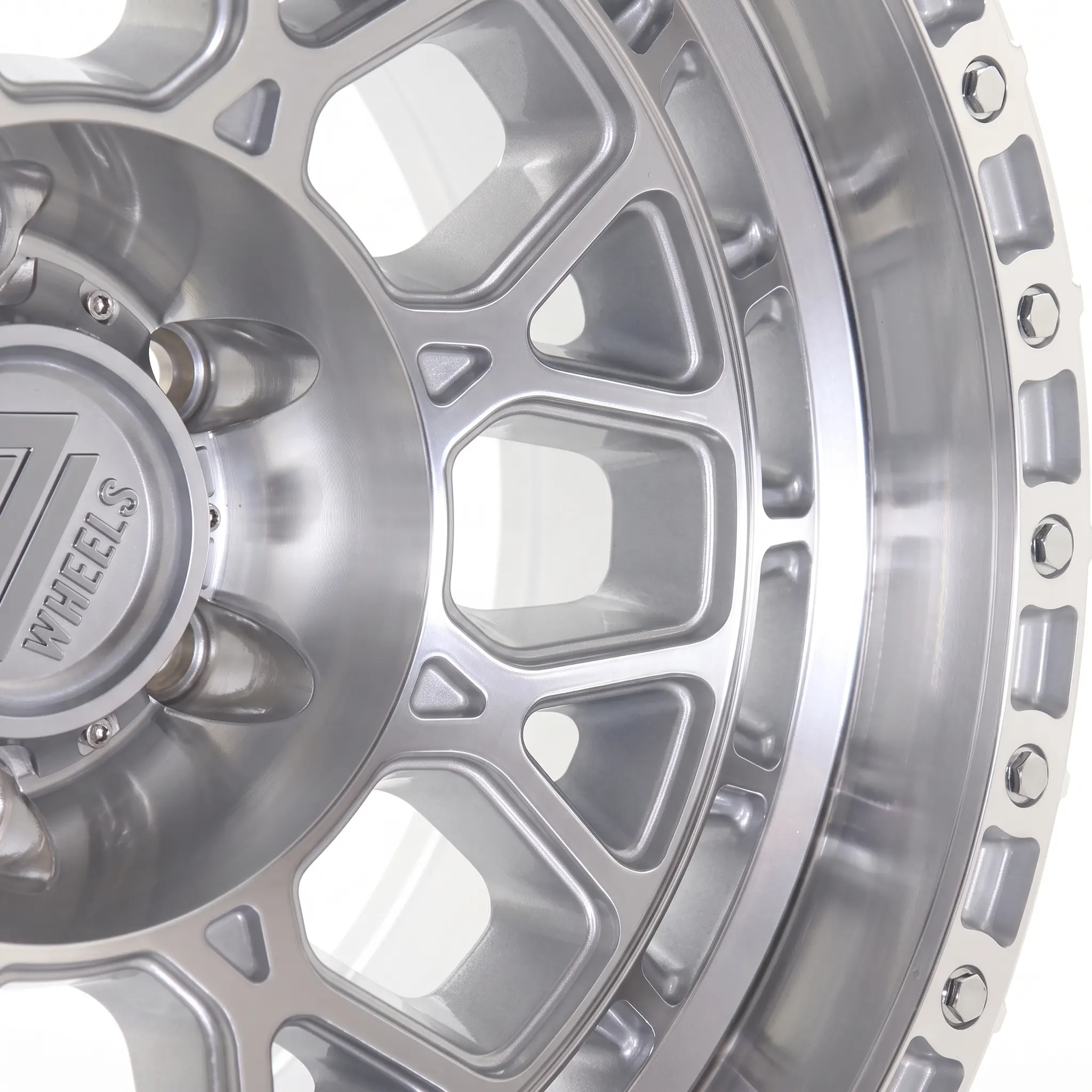 Polished_silver_wheel_spokes_clo…_2K_20261011192505 Polished_silver_wheel_spokes_clo…_2K_20261011192505