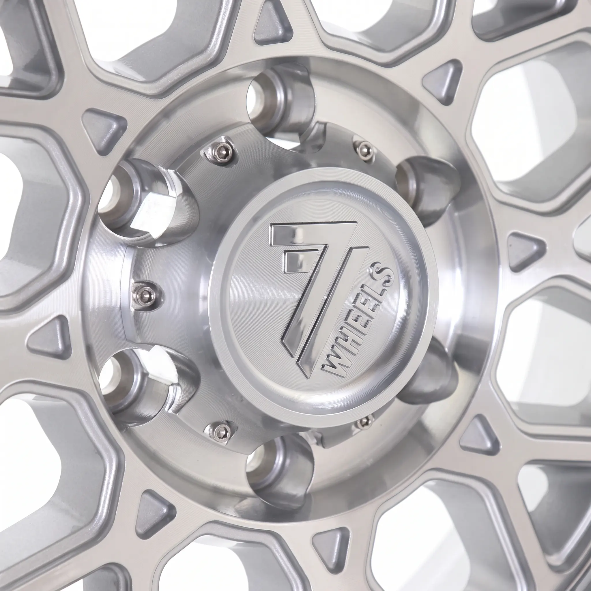 Wheel_center_cap_close-up_2K_20261011191112 Wheel_center_cap_close-up_2K_20261011191112