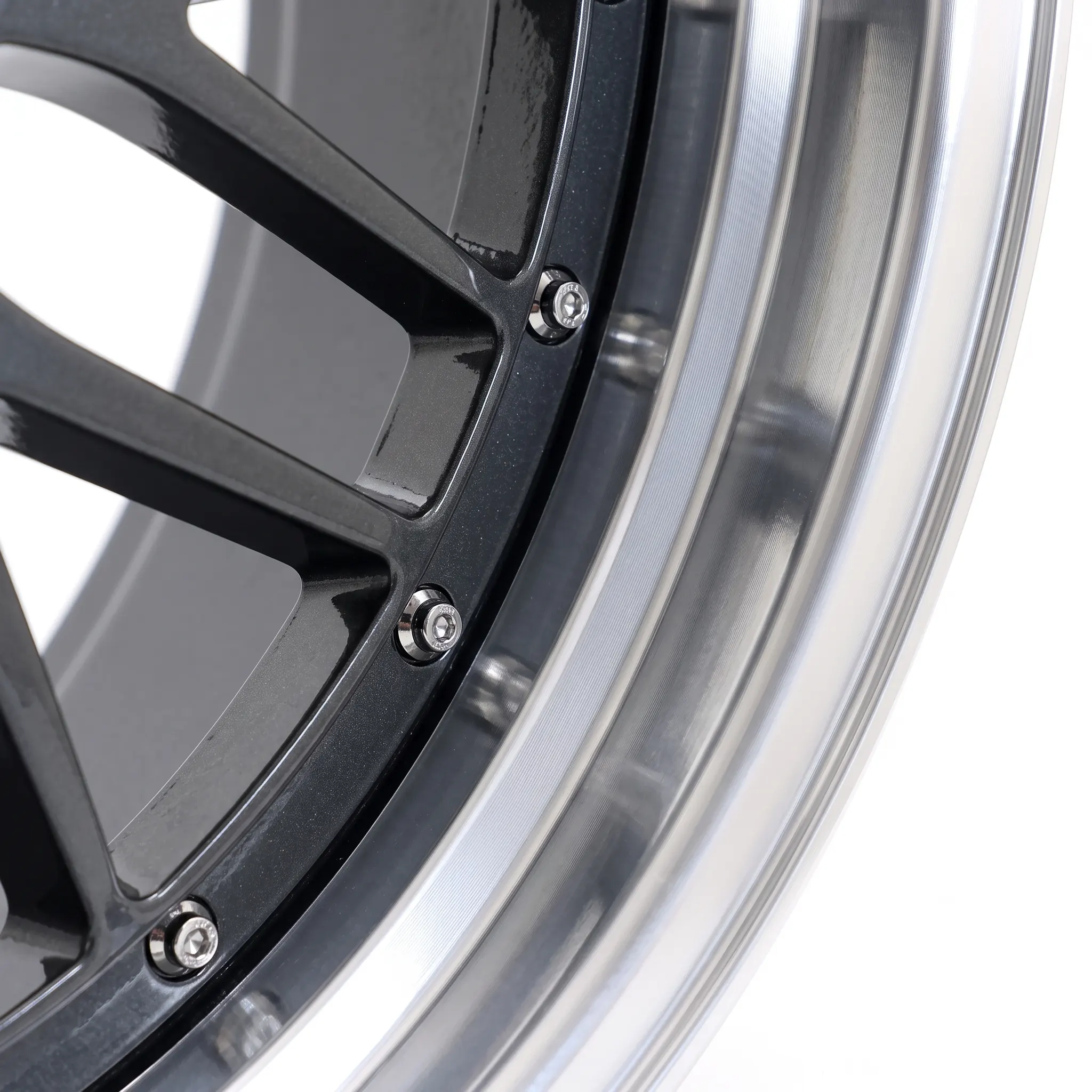 Wheel_rim_with_bolt_accents_2K_20261011172906 Wheel_rim_with_bolt_accents_2K_20261011172906